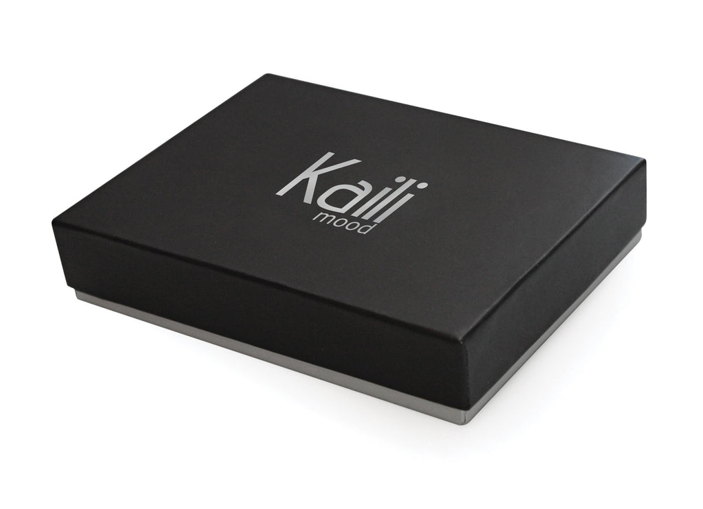K10218VB | Genuine Leather Keychain/Money Holder Col.Red. Shiny nickel accessories zipper closure. Dimensions: 12 x 7 x 0.5 cm. Packaging: hard bottom/cover Gift Box