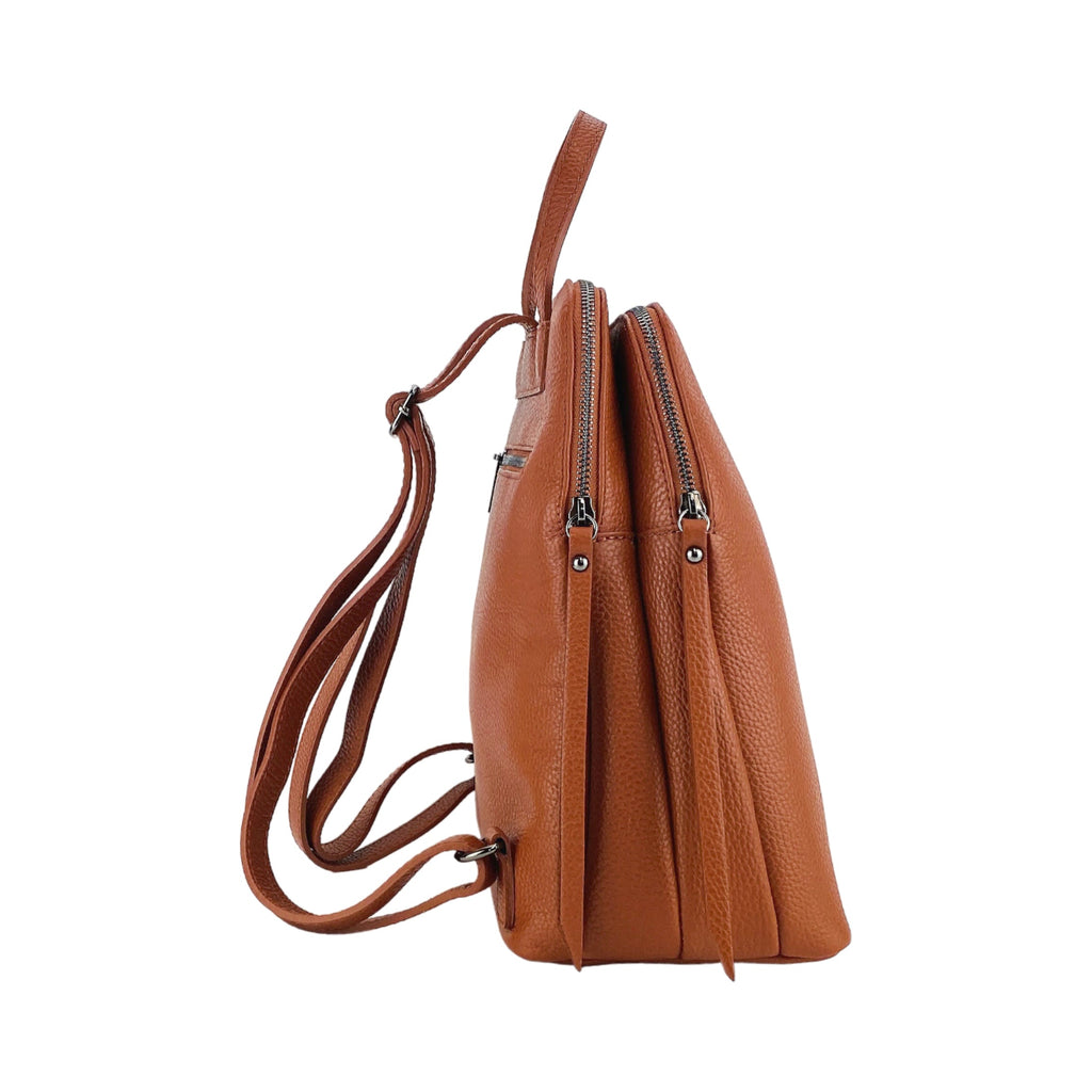 RB1018AM | Women's Double Compartment Backpack in Genuine Leather Made in Italy with adjustable shoulder straps. Gunmetal hardware - Paprika color - Dimensions: 26 x 30 x 14.5 cm.